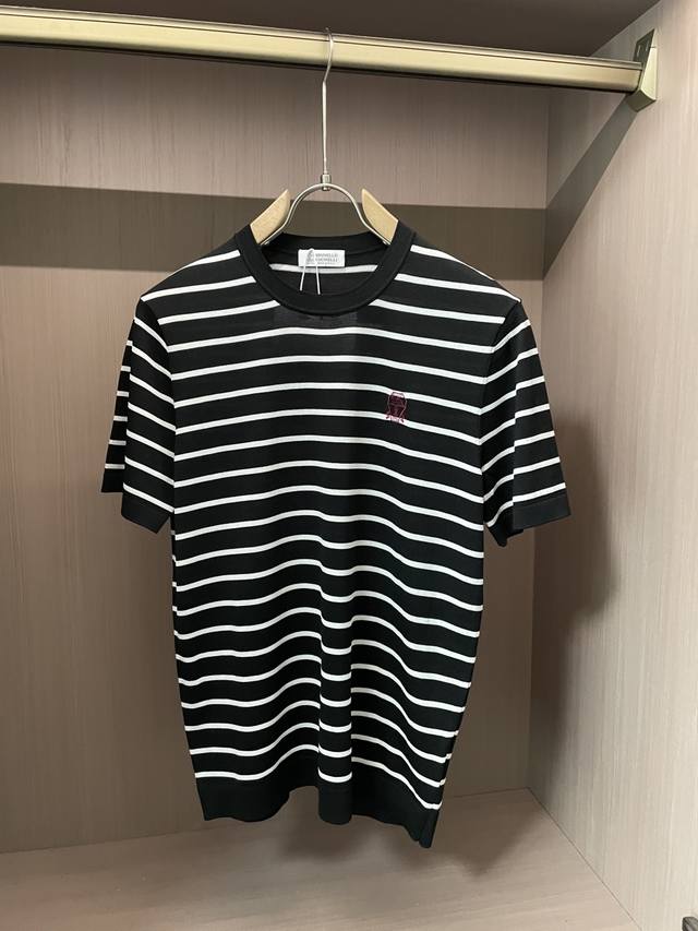 Bc 2025春夏新品 将简约与时尚完美融合。经典黑白条纹有序排列，线条流畅灵动，赋予衣物独特韵律。精选优质针织面料，触感细腻柔软，贴身穿着舒适亲肤。胸口处精致
