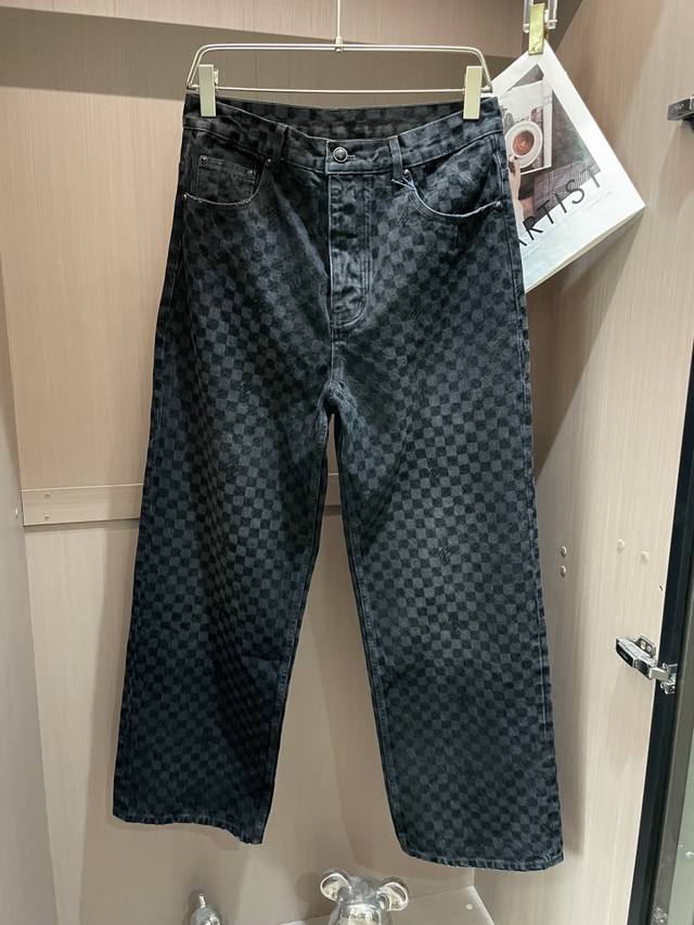 Lv 2025新品 以精湛工艺和经典Monogram图案闻名。此款长裤采用牛仔材质，布满经典的棋盘格图案，是Lv极具辨识度的设计元素之一 。经典五袋款型搭配金属