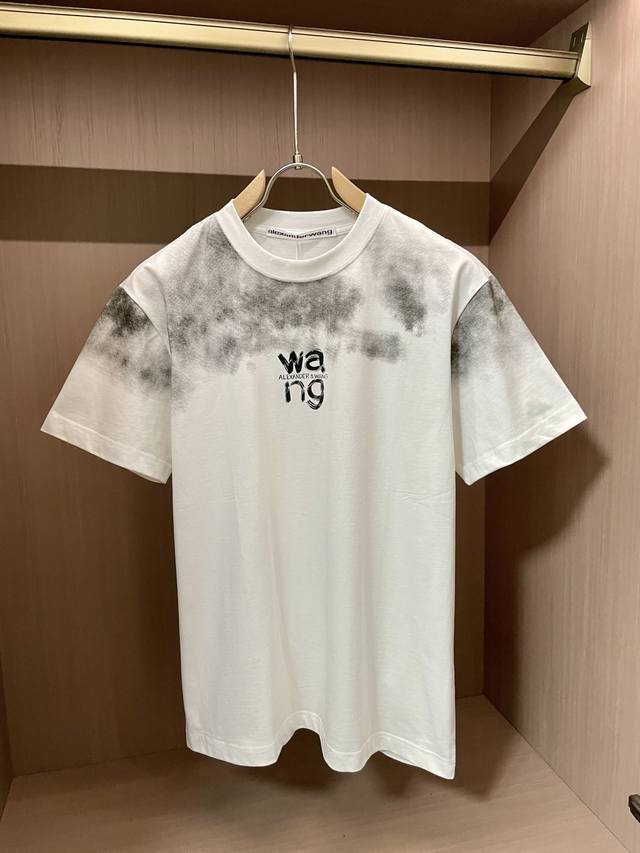 Wang 官网同款 官网同款 官网同款 重磅推荐！2025Ss夏装新品 专柜在售 最新系列图案Logo短袖T恤 必须人手一件的节奏！进口顶极精梳棉面料，极为亲肤