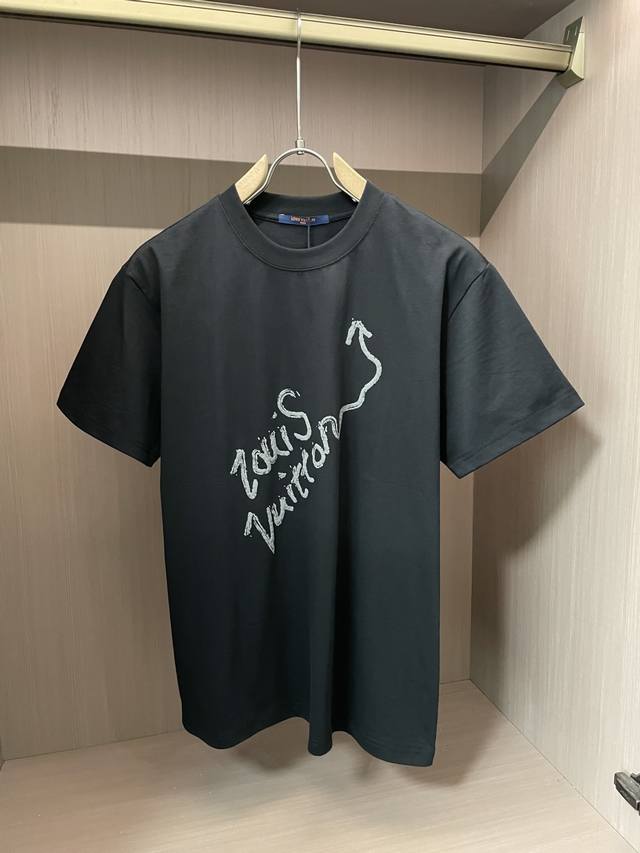 Lv 官网同款 官网同款 官网同款 重磅推荐！2025Ss夏装新品 专柜在售 最新系列图案Logo短袖T恤 必须人手一件的节奏！进口顶极精梳棉面料，极为亲肤舒适