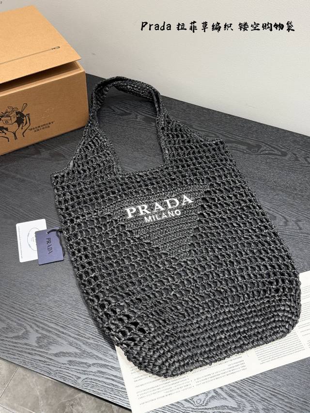 配盒 Size:32×40 Prada普拉达草编Tote购物袋 拉菲草又名许愿绳活爱情草 拉菲草坚韧牢固，光滑干爽 容量也很大，氛围感爆棚