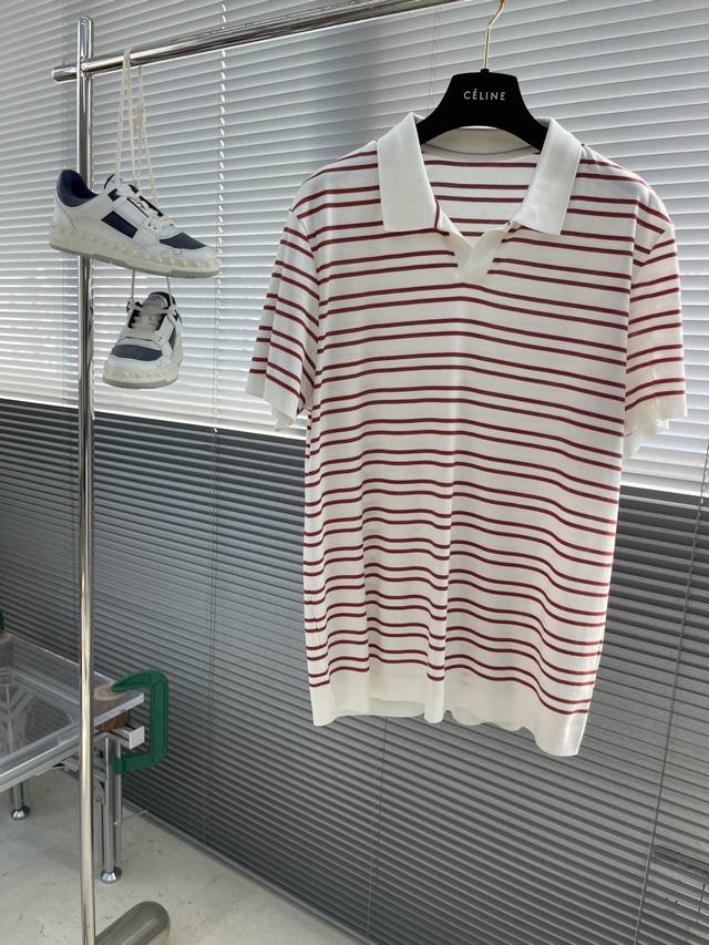 Loro Piana 条纹针织Polo 解决夏日穿搭的难题，一件男士短袖针织Polo衫就能轻松搞定！ 小V领设计经典又百搭，修饰颈部线条，让你瞬间化身利落型男。