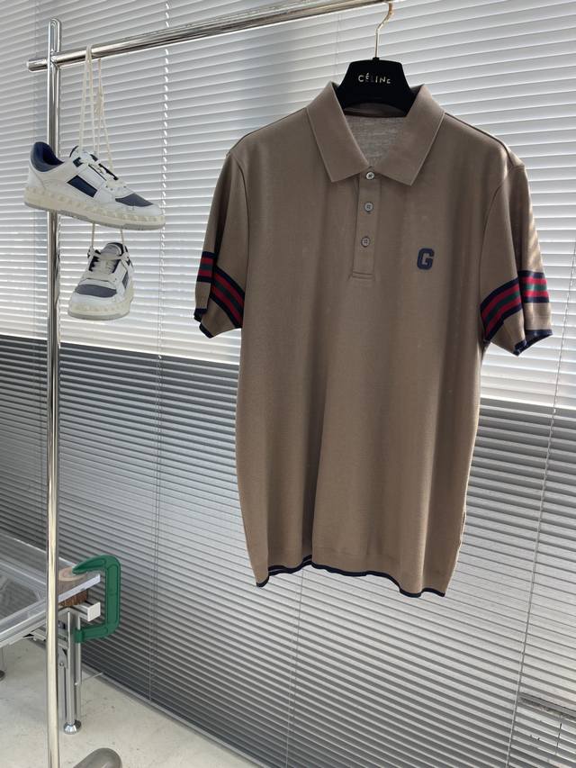 Gucc 25Ss针织Polo衫！ 齐角翻领短袖针织Polo衫 夏日穿搭的难题，一件男士短袖针织Polo衫就能轻松搞定！ 翻领设计经典又百搭，修饰颈部线条，让你