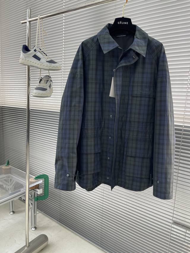 Balenciag 25Ss新款格子宽松外套 特定的高级而舒适 ，工艺系数难度超级大！全方位对位对格，简直就是件艺术品！胸前口字母刺绣 简约裁剪创新的风格是明星