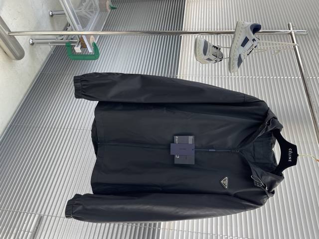 Prad 25Ss尼龙连帽夹克 胸前经典三角牌 腰部抽绳设计 定制五金 男女同款 码数：S-Xl S码衣长73 胸围114 肩宽48 M码衣长75 胸围118