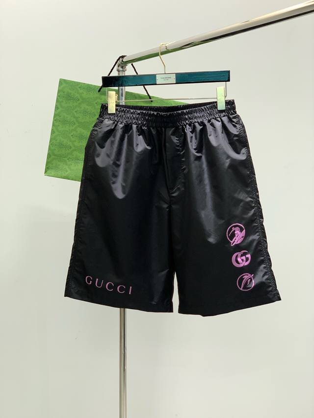 Gucci 古驰，2025夏季最新品，专柜同步有售，原单狠货，时尚休闲短裤，进口原版面料，舒适透气，独特设计风格，顶级印花工艺字母图案Logo，原版五金辅料装饰