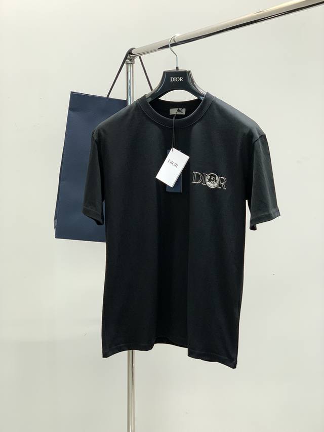 Dior 迪奥， 2025夏季新品，专柜同步有售，简约时尚休闲圆领短袖T恤，原版进口面料，舒适透气，顶级刺绣工艺字母图案Logo，档次极高，独特设计，上身时尚帅