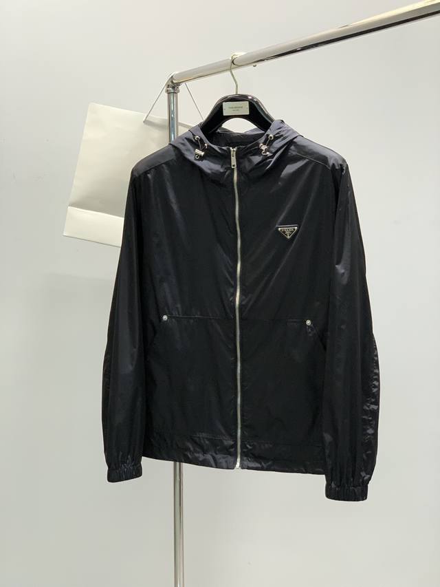 Prada 普拉达，2025春季最新品，专柜同步有售，时尚休闲连帽夹克外套，进口原版面料，做工极为复杂，唯一可以做代购级别的渠道狠货，顶级印胶工艺字母图案Log