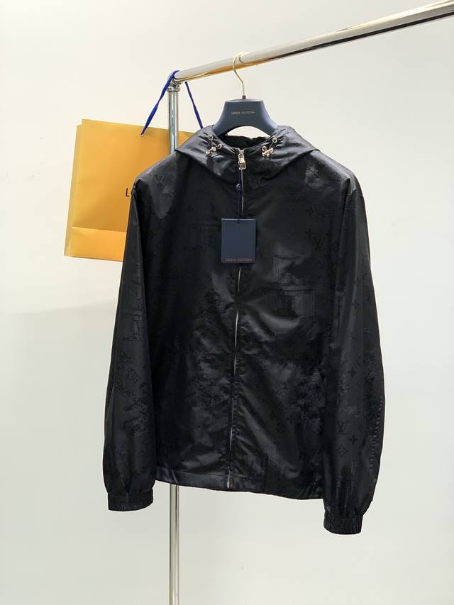Louisvuitton 路易威登，2025春季最新款，专柜同步有售，原单狠货，时尚休闲连帽外套，上身很有特点！吸睛而有亮点，进口原版面料，顶级提花工艺字母图案