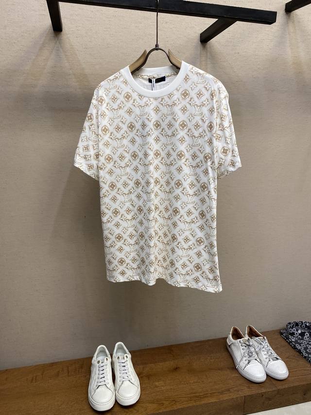 LV，春夏款 Monogram图案T恤男女同款 现货发售 本款 T 恤选用柔软棉质针织，以 经典的Monogram图案设计贯穿整件衣服！传达夏日风尚，经典版型，