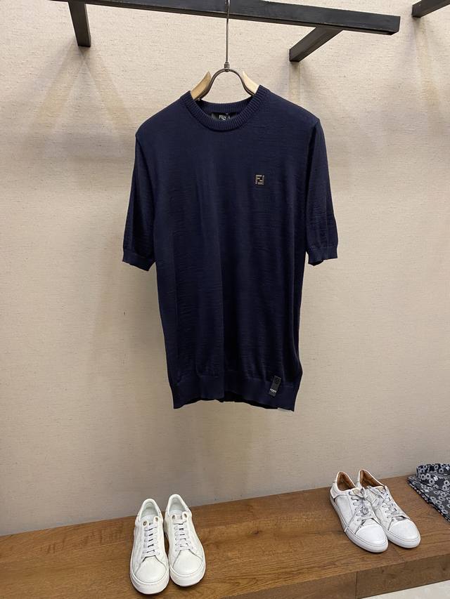 Fendi、 双F五金标棉羊毛针织短袖 面料：该款面料采用55%羊毛与45%棉毛纱混纺织出，16针进口机器织成。成衣洗水去除杂质保留住羊毛原有的柔顺感与棉的贴肤