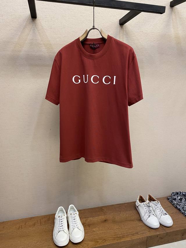 Gucci、 G家G*Cci 古驰 品牌Logo印花半袖T恤 这款标准版型纯棉质T恤巧妙融入Gucci印花，彰显品牌魅力。 建议干洗或反面包裹洗衣袋冷水快速机洗