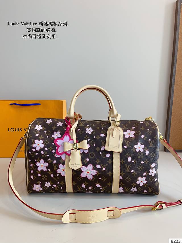 Lv 路易威登联名款Keepall 斜跨包旅行包 一只帅气能装的旅行袋 时尚爆发款火热来袭 经典设计大气可观男女通用款 包包采用原版皮质 超级厚实 耐磨 耐用原