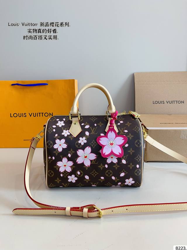 配礼盒. Lv Speedy 花朵联名枕头包 Logo超级耐看 质感气质拉满 大气，休闲百搭，也是我入手主要原因，搭配小羊皮软嫩软嫩的材质，总之是可以驾驭通勤、
