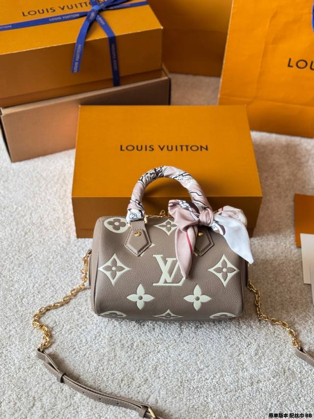 原单版本 配丝巾 Lv Speedy 枕头包 版型 内里和专柜毫无差别 真正原版复刻 内里可拆卸 火遍全球的爆款机场大包 机车女神包 明星同款 贵气而充满活力的