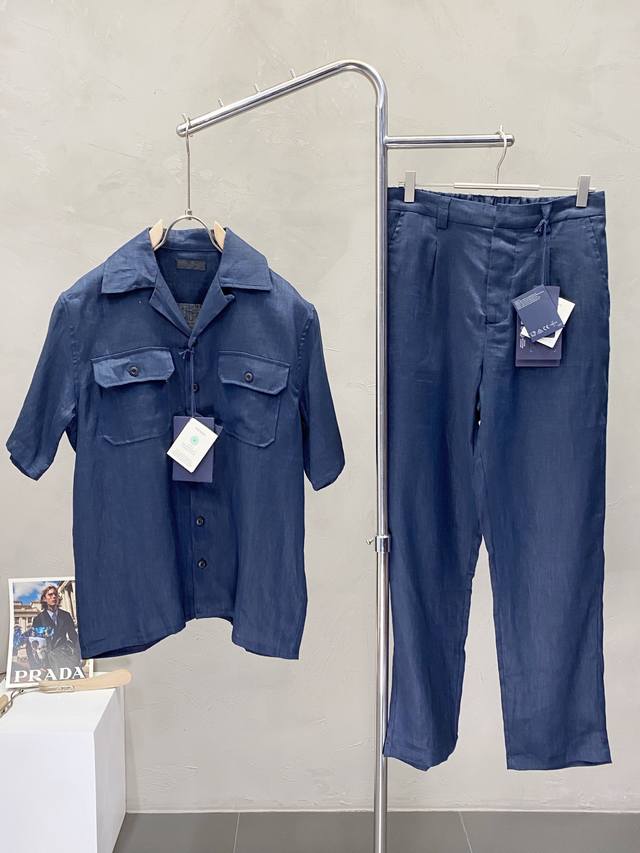 短袖 、长裤 。Prada普拉达独家专供春夏新款专柜同款套装，透气舒适休闲！高级感满满！细节精致高档，做工无可挑剔！原版高端面料很显高级！棉麻面料柔软细腻舒适