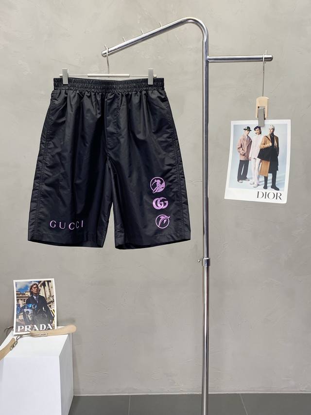 Gucci古驰独家专供新款休闲短裤高端版本 专柜定制面料 透气舒适度高，细节无可挑剔，品牌元素设计理念，体现高品质。手感细腻柔软！呈现休闲裁剪，上身版型超赞！码