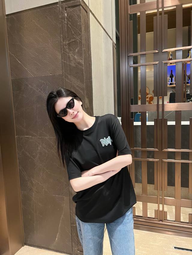 小迪毛巾绣花工艺标识情侣款短袖 重温经典~高级感拉满的Di**毛巾绣短袖来了！胸前立体“Di**”毛巾绣标，细腻纹路碰撞出精致层次感，每一针都藏着奢牌匠心。精选