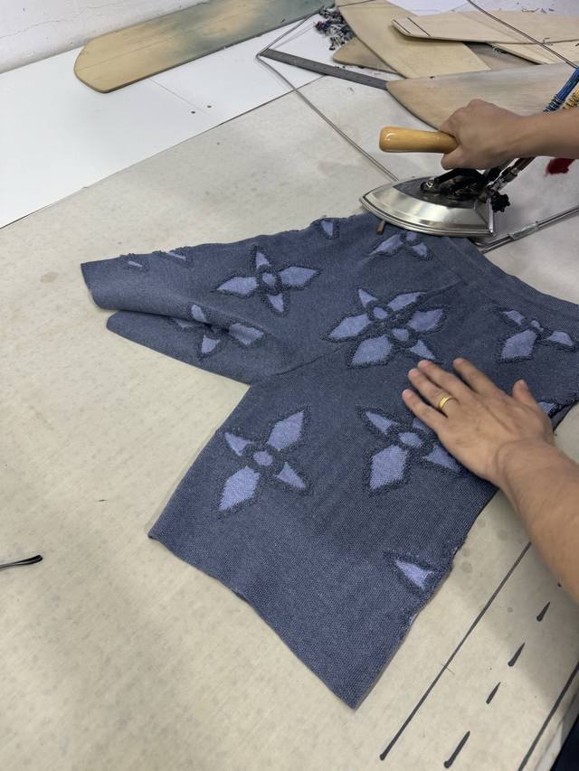 Louis Vuitton 凹凸嵌花针织短裤 面料：采用15羊毛 60棉 25%纤维混仿面料，该款面料不易起球.上身柔软，舒适度强，提花凹凸部分灰蓝线采用100