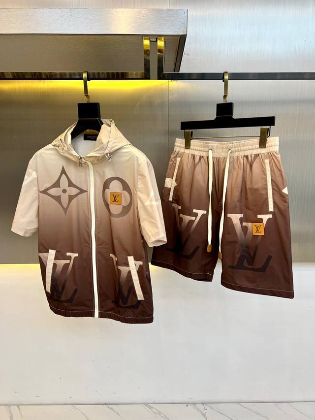 LV、2025Ss夏装新品休闲套装，同体渐变色老花男士运动短袖T恤+短裤套装。非常有设计感，现货质感无敌，梭织速干面料手感柔软，上身轮廓立体，不会过于柔软，做工