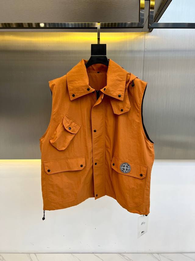 Stone Island石头岛、25Fw户外运动登山系多口袋战术工装马甲。口袋设计时尚元素 机能感满满，定制高密度尼龙面料 面料光泽服硬挺度还原，四季可搭 高街
