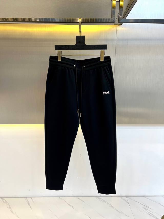 Dio迪奥、25Ss春夏季节出品新款！男士高品质轻盈松紧休闲裤。此款裤装定制优质混纺材质棉21%莫代尔20%氨纶9%涤纶50%。一款休闲时尚兼备的百搭休闲裤装，