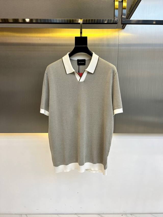 Kiton 2025春夏新款男士拼接V领套头短袖针织衫修身休闲T恤上衣。甄选客供67%棉23%聚酯纤维6%桑蚕丝4%氨纶混纺而成，经过特殊浇洗工艺处理，手感柔软
