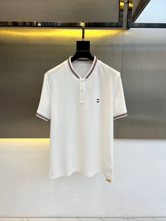 Bally、2025夏季新款男士肌理感翻领短袖V领Polo衫。100%海岛长绒棉因产量稀少而格外珍贵的Pima棉 匹马棉来自美国，是极品特长绒棉 Els 的统称