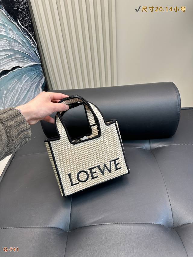 大号 中号 小号 Loewe 罗意威Tote Bags 一定要买Loewe的夏日限定 Hobo呀 这次限定的Hobo带来了拉菲草材质和皮革互相结合的设 计 平衡