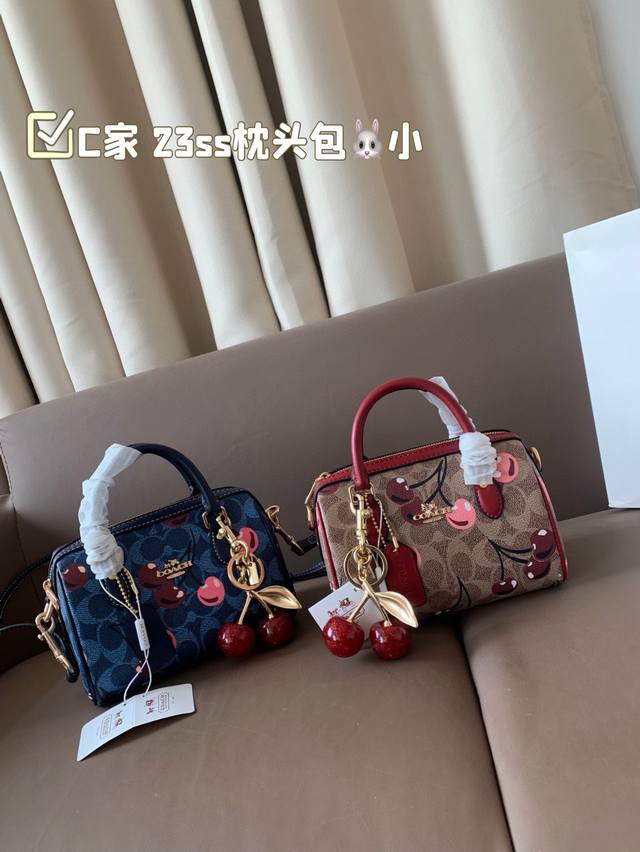 小号 配挂件 礼盒 Size：17*12 C家 23Ss枕头包 新品 超级可爱的迷你波士顿 小小的身体，大大的容量！ 渠道货很难得哦！ 搜索Coach 枕头包
