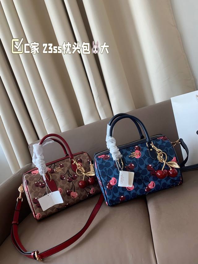 大号 配挂件 礼盒 Size：25*17 C家 23Ss枕头包 新品 超级可爱的迷你波士顿 小小的身体，大大的容量！ 渠道货很难得哦！ 搜索Coach 枕头包
