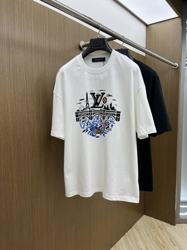 Lv Ss夏装新品 专柜在售 最新系列图案Logo短袖T恤 必须人手一件的节奏！ 进口顶极精梳棉面料，极为亲肤舒适 摸上去非常的细腻，质感很好，完美体现立体感