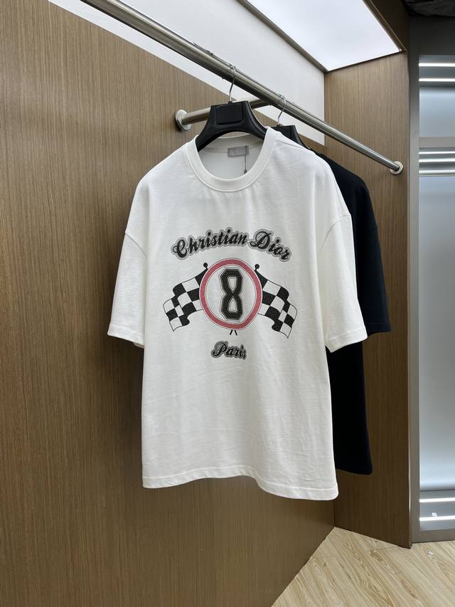 Cd Ss夏装新品 专柜在售 最新系列图案Logo短袖T恤 必须人手一件的节奏！ 进口顶极精梳棉面料，极为亲肤舒适 摸上去非常的细腻，质感很好，完美体现立体感
