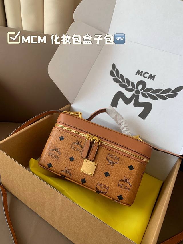 Mcm Visetos Origina Mcm一直游走在时尚的前沿 。也可作为化妆包盒子包一直明星最爱盒子的包型既可方便携带又有容量 即使作为化妆包使用也是实至
