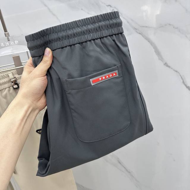 Prada 普拉达 2025爆款春夏新品休闲裤，官网同步发售，裤身极简工艺设计，进口客供辅料、面料定制，代工厂P出品免检！每个细节做到极致，原版五金配件，潮范十