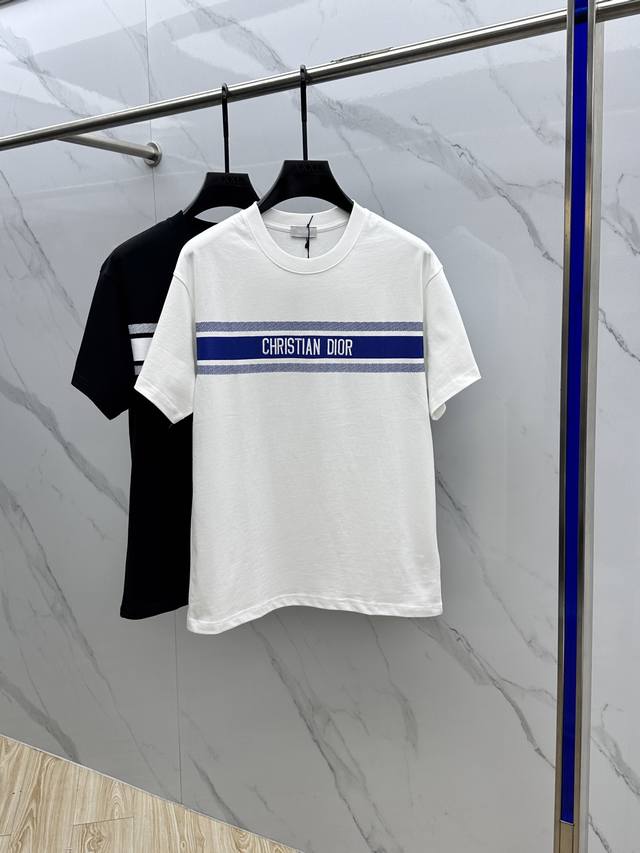 Dior 迪奥 2025Fw春夏新品圆领打底外穿T恤，立体感Logo微廓形半袖纯棉打底T恤，棉，手感面糯有骨感，柔而有韧性。工艺处理，韧性和抗皱性能得到大幅度提