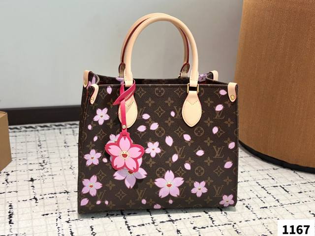 Lv&村上隆联名樱花系列 托特包限量版Onthego 非常稀少的盐系复古学院风 上身超级飒 不仅仙女可以背 男孩子背又是另一种感觉 尺寸：32 26