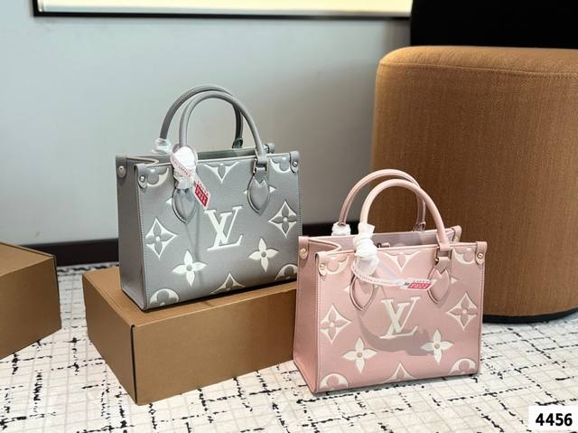 Lv Onthego 25Cm 压字 丛林包 折叠礼盒 原单品质 Lv A B面喷绘 Onthego妈咪袋 性价比之王这是一款超赞的包型，灵感来自于恶搞Lv的街