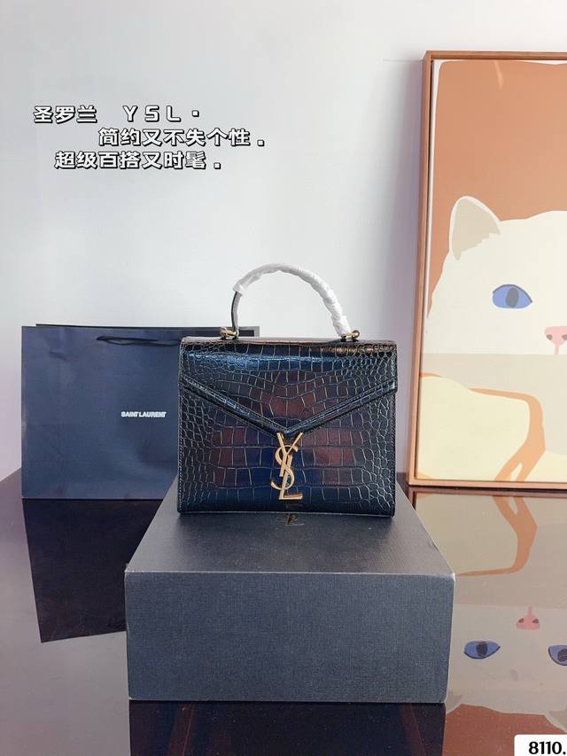 配礼盒. 圣罗兰Ysl Cassandra 手提邮差包 简约才是百搭公式。 复古又时髦，妥妥的街拍神器。 出街通勤都可。 容量很大，可肩背、斜挎。 搭配很显高级