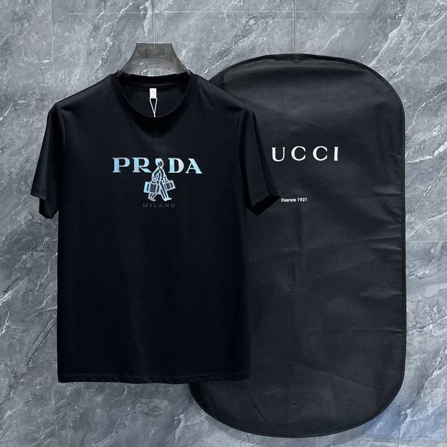 开春新品 普拉达 高定面料 玉蚕丝般的丝滑 2025春夏新品上市时尚经典圆领短袖时尚单品设计，更加时尚舒适，高标准定制，上身非常有型，胸前品牌经典Logo 图案