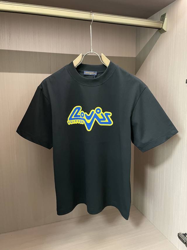 Lv 2025春夏新品，优选特定原版开发330支双股精棉平纹面料，上身挺阔舒适度佳，外穿内搭随意搭配，男女同款 尺码S-Xxxl
