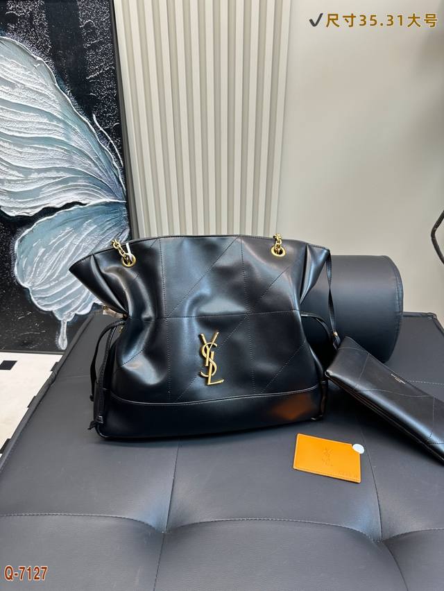 尺寸35.34 Ysl圣罗兰Jamie Large Pochon购物袋最能代表 性感酷姐 的高奢品牌，除了Ysl，你还能想到第二个吗？ 羊皮材质塑造的软糯手感，