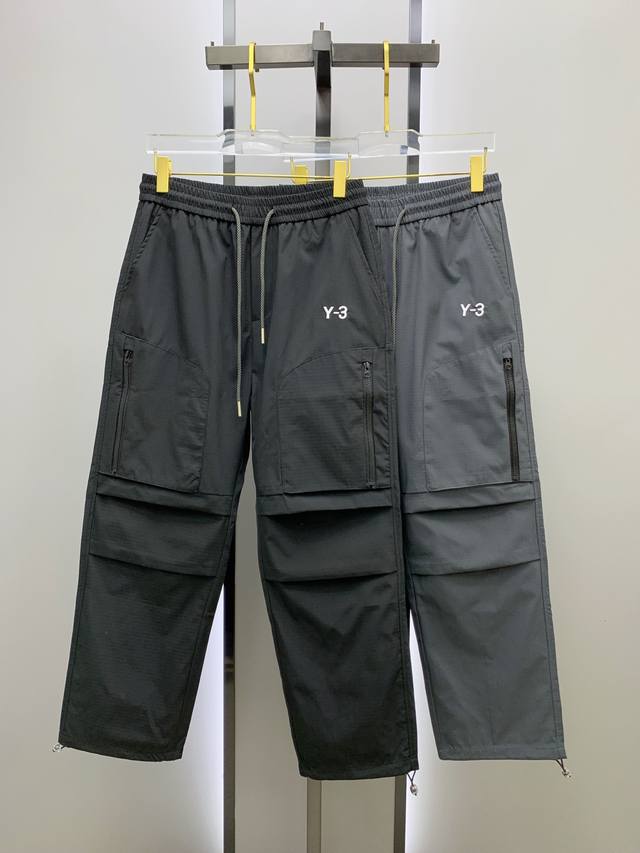 Y3 2025Ss春夏新款新款男士工装休闲裤、商务休闲款！！重在面料！婴儿肌肤般的柔滑！！客供定织料，入手便知极具柔滑面料，手感柔软亲肤，上身挺括有型，表面又有