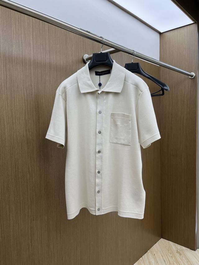 Lv 25Ss春夏秀场新款柔和色调，为棉质针织融入 Safari Monogram 图案，呈现别致压纹效果。轻盈设计成就春日佳选，可为日常造型注入考究气息。 F