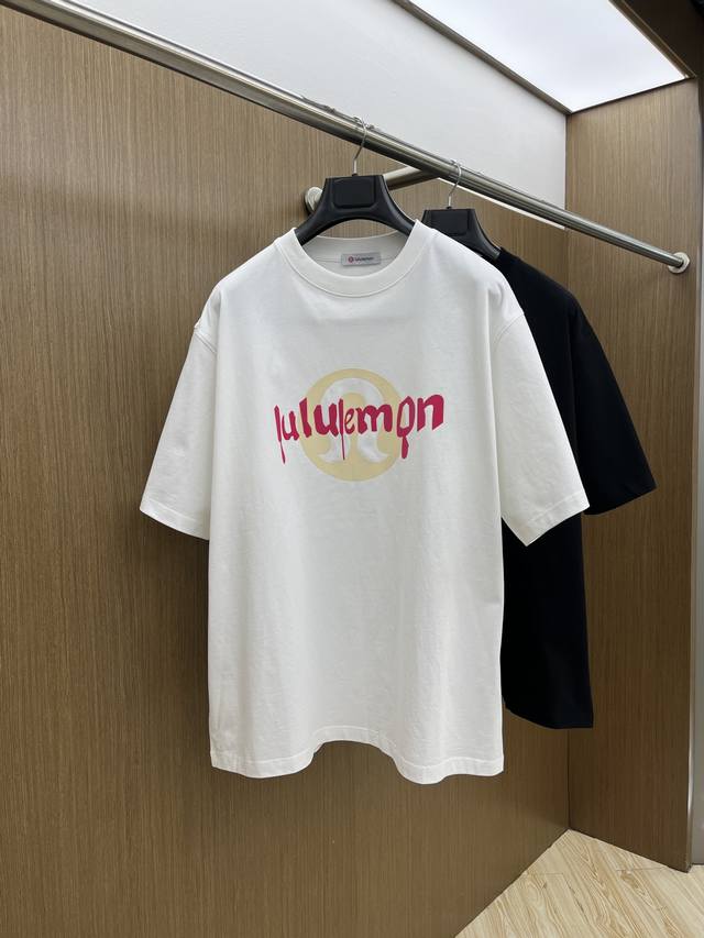 Lulu 2540Fw春夏新品圆领打底外穿T恤，立体感Logo微廓形半袖活性纯棉打底T恤，棉，手感面糯有骨感，柔而有韧性。工艺处理，韧性和抗皱性能得到大幅度提高