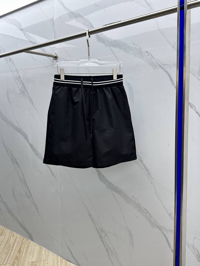 Prada 普拉达 男士徽标饰Re-Nylon百慕大短裤，原版定制高密度尼龙，更加轻薄柔软，手感爽滑，扁机多色定位混织领口和腰头螺纹，水滴型收边，前幅采用双层设