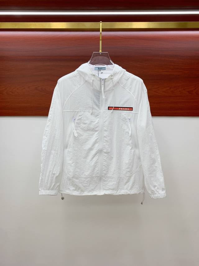 新品 普拉达渠道精品.2025Ss春夏新款运动服夹克防嗮服外套！防嗮衣经典之余增添了与时俱进的时尚感,型男靓女的最佳选择.新型轻量绢丝纤维尼龙面料,轻盈透气,绗