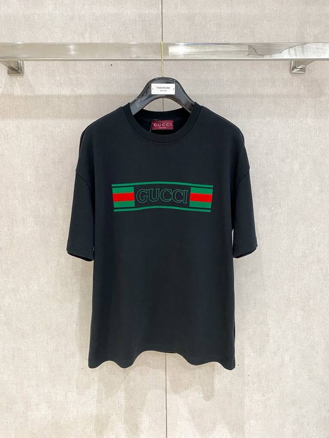 Gucci古驰家As25早春系列 纯白+清新蓝 黑胶+复古绿徽标压胶印花刺绣短袖T恤，配色高级得很！ 找回少年感穿搭！新设计师Sabato的实穿风格 经典 男女
