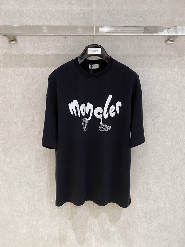 Moncler、25Ss新款印花Logo短袖 新款短袖Yyds 日常出门闭眼搭 定制丝光弹力棉面料 舒适感极佳 搭配双层织物圆领口 衣袖和下摆 简简单单的T 单