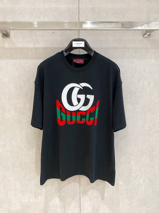 Gu~双G Logo彩印男士廓版短袖T恤 2025春夏系列 客供定制订织定染～高支细纱棉质 质地柔软、手感细腻，比普通的棉料更加有筋骨，有光泽感。 简约至美 无